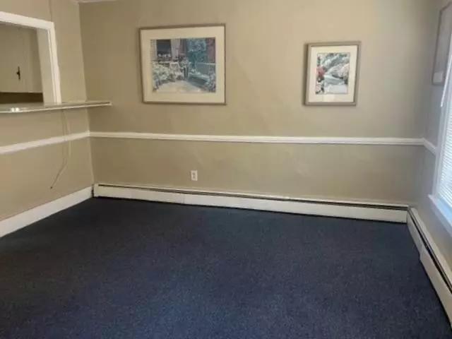 Derry, NH 03038,40 W Broadway ST #8