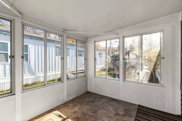 Newmarket, NH 03857,23 Columbia DR