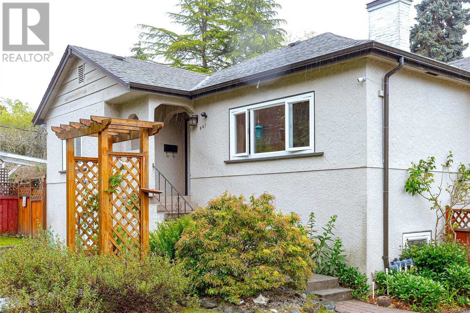 Saanich, BC V8X2Z5,941 Dunn Ave