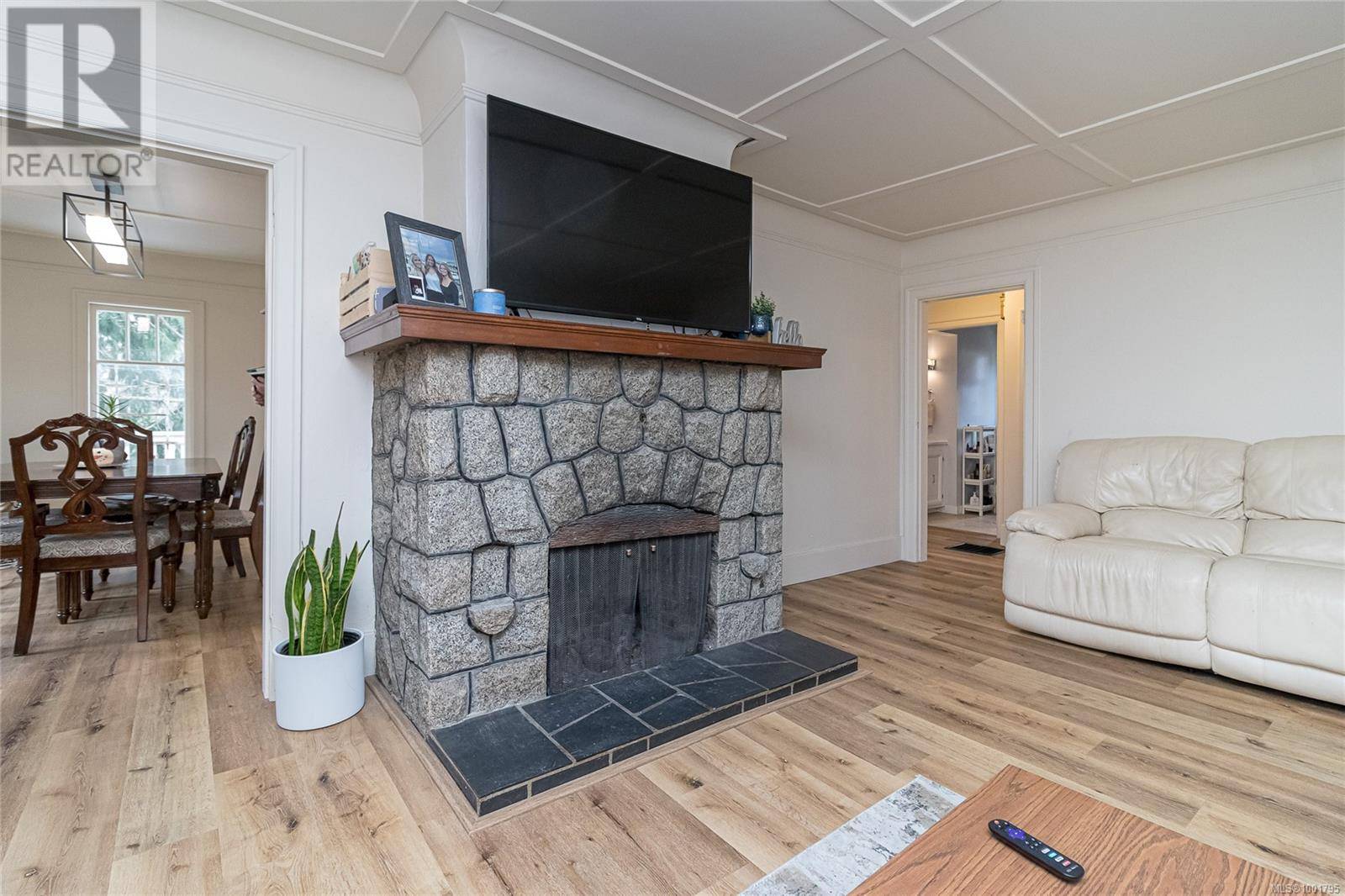 Saanich, BC V8X1A8,3364 Cook St