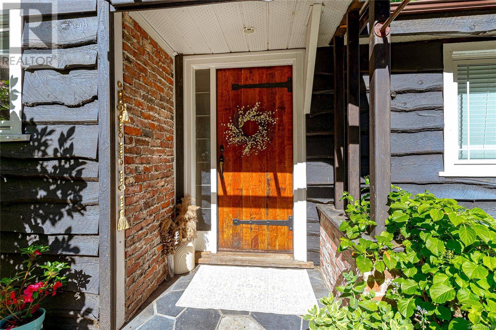 Saanich, BC V8Y1W4,5168 Santa Clara Ave