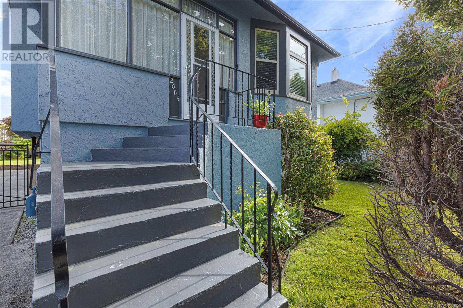 Oak Bay, BC V8R1T5,2065 Goldsmith St