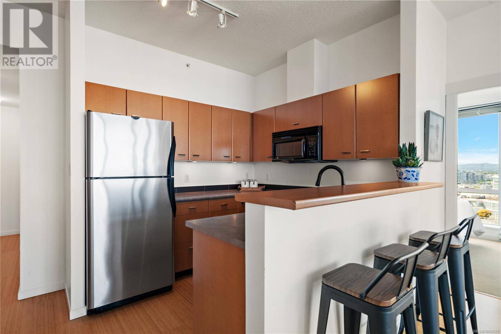 Victoria, BC V8W4A4,751 Fairfield RD #2001