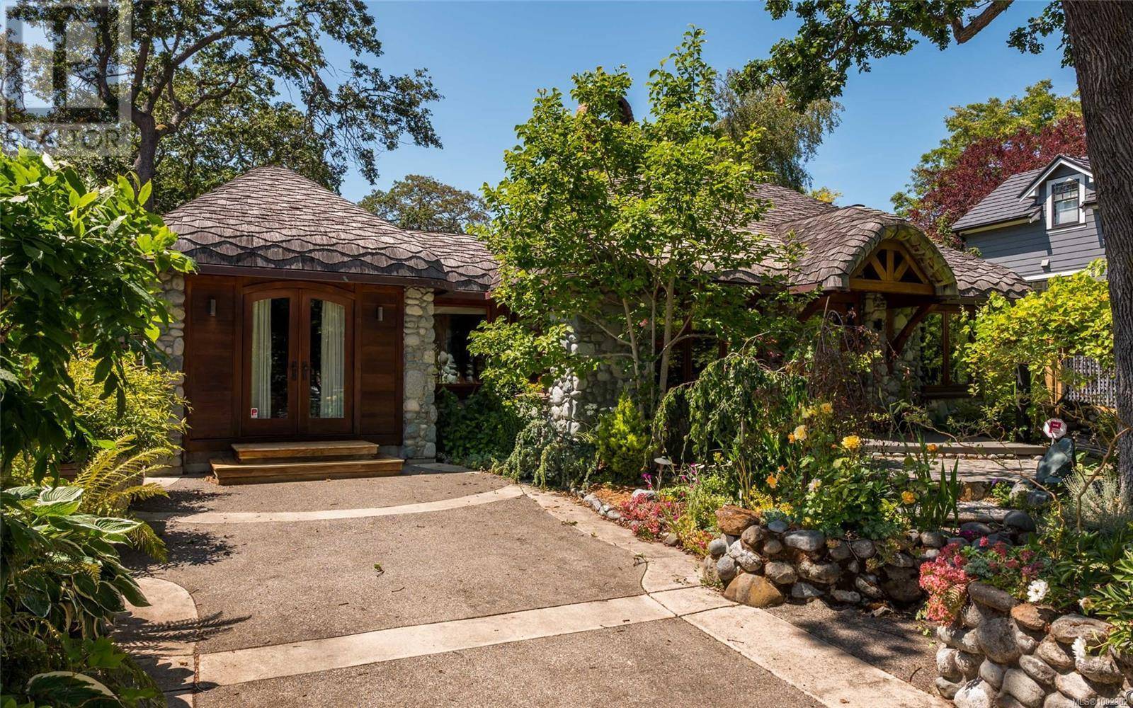 Oak Bay, BC V8S4V2,752 Monterey Ave