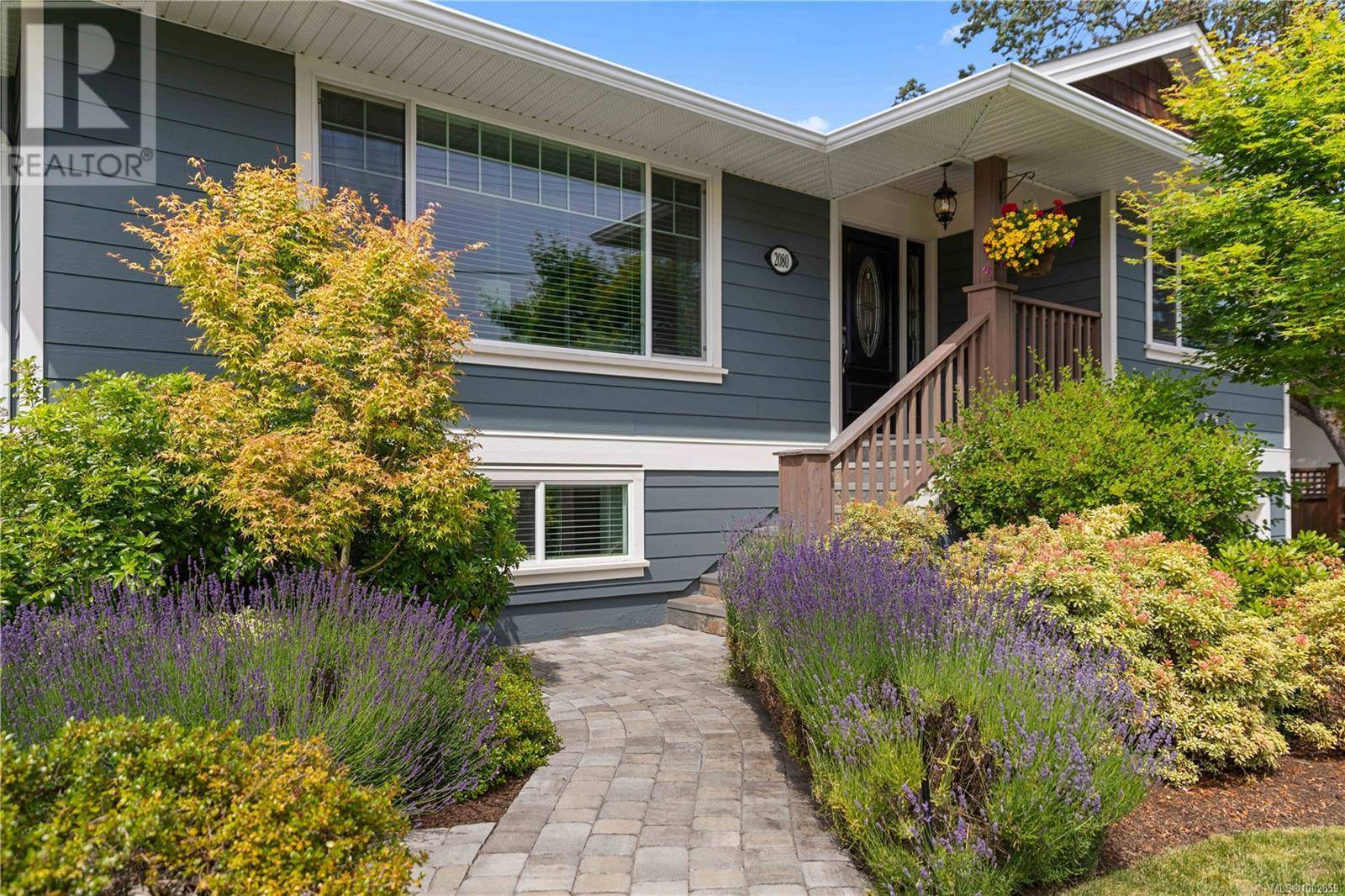 Oak Bay, BC V8R3C1,2080 Allenby St