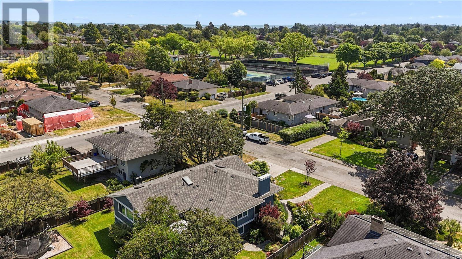 Oak Bay, BC V8R3C1,2080 Allenby St
