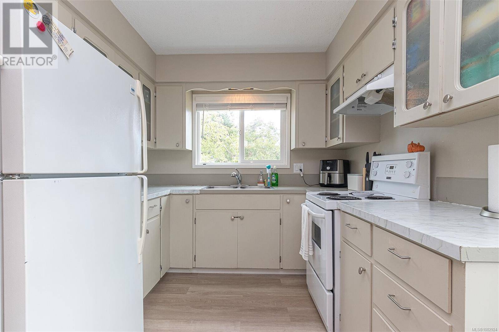 Sidney, BC V8L2H5,2189A &2189B Amelia Ave