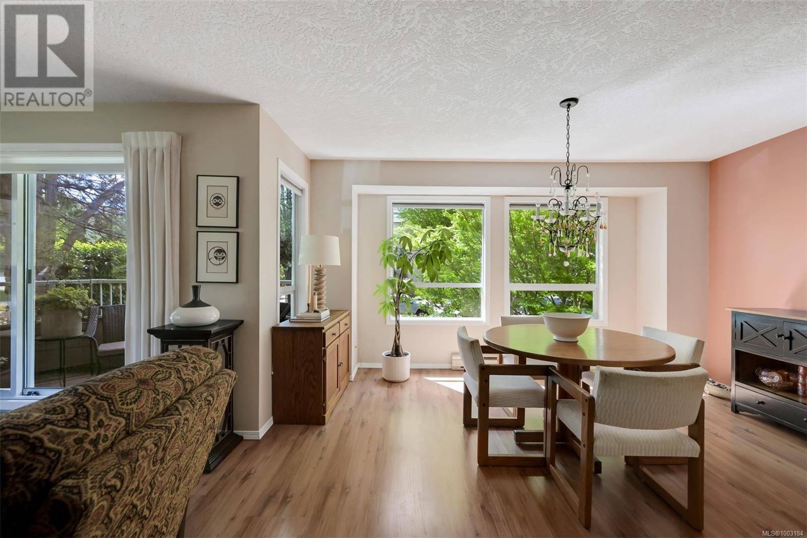 Saanich, BC V8X1P3,3263 Alder ST #205