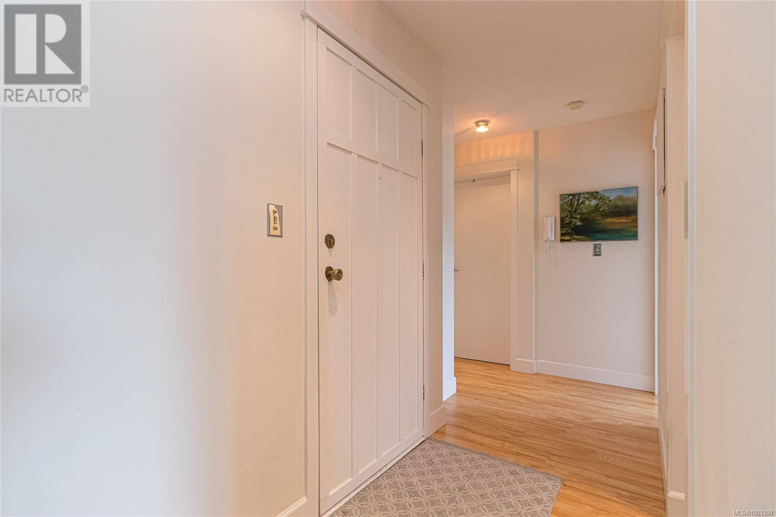 Victoria, BC V8V3C1,1012 Collinson ST #304