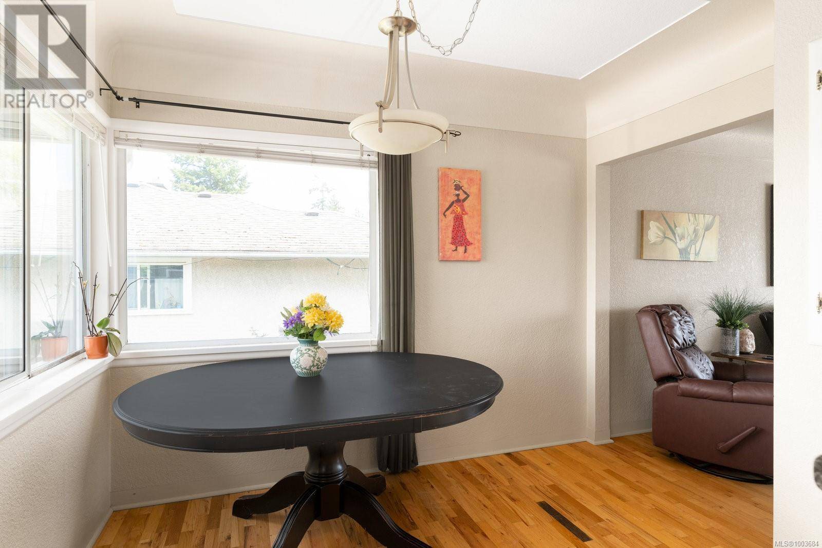 Saanich, BC V8Z2G7,582 Baxter Ave