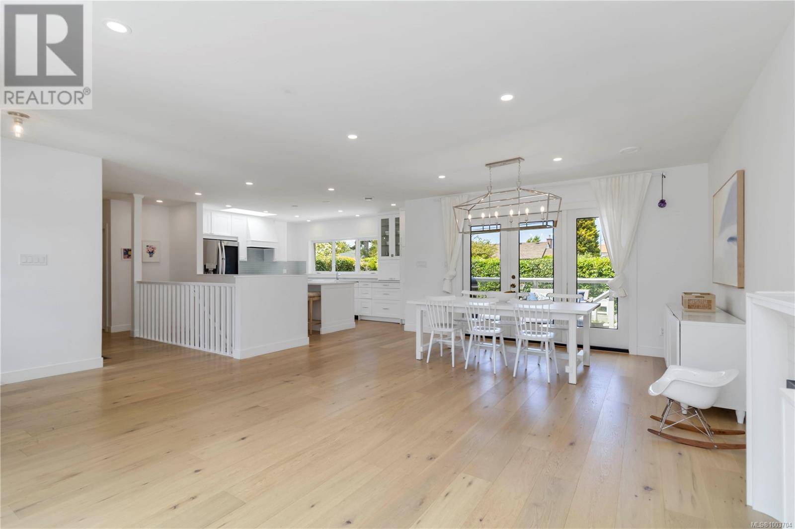 Oak Bay, BC V8R2N5,2240 Kinross Ave