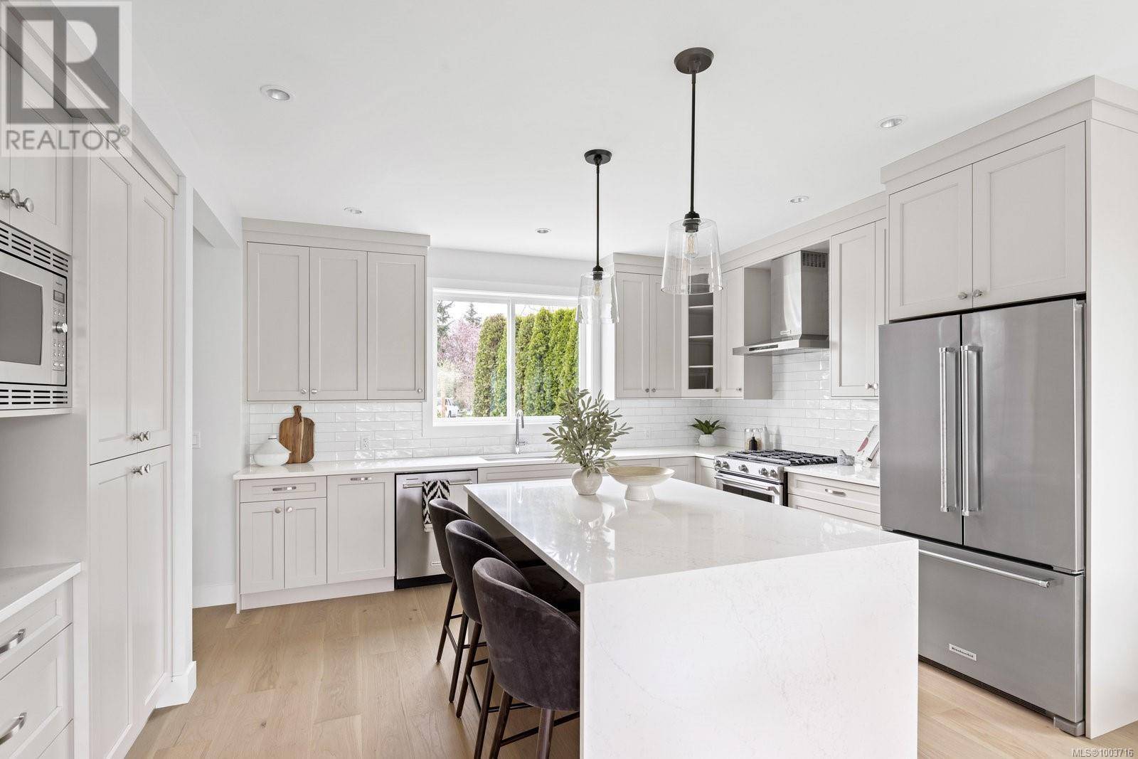 Sidney, BC V8L3P9,2306 Grove Cres