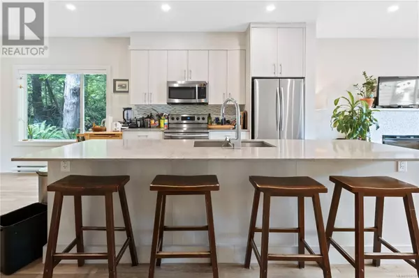 Tofino, BC V0R2Z0,625 Hellesen DR #19