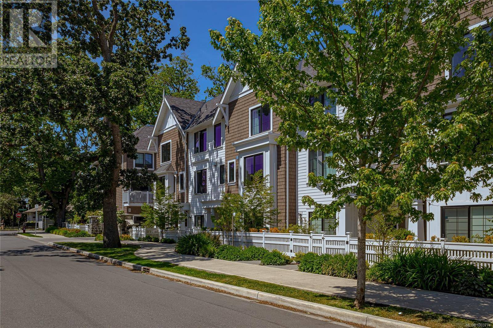 Saanich, BC V8R2P3,1810 Kings RD #9