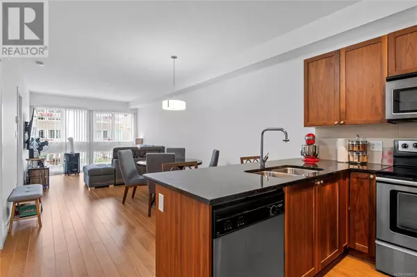 Nanaimo, BC V9R5H3,99 Chapel ST #303