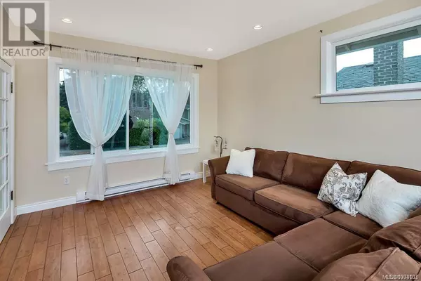 Victoria, BC V8T2V5,1321 Finlayson St