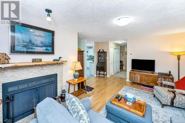 Saanich, BC V8X2R9,940 Inverness RD #203
