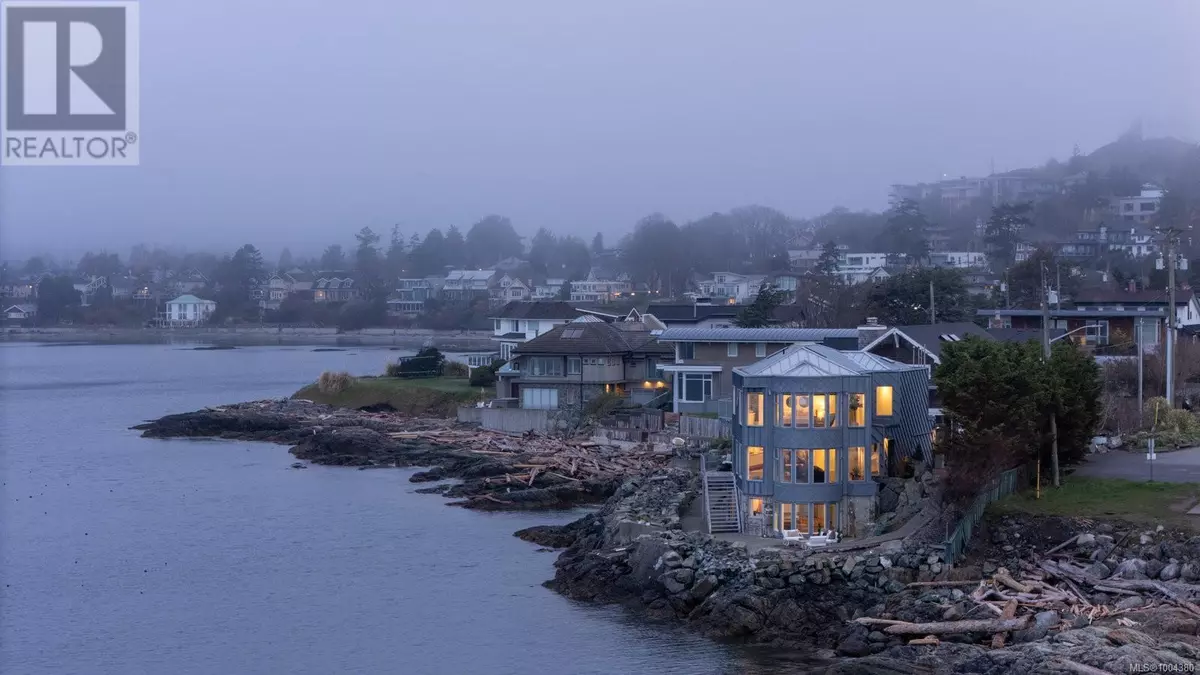 Oak Bay, BC V8S2H4,2179 Crescent Rd