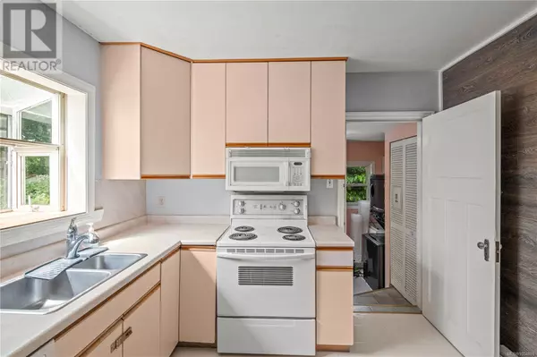 Saanich, BC V8P4N5,3170 Frechette St