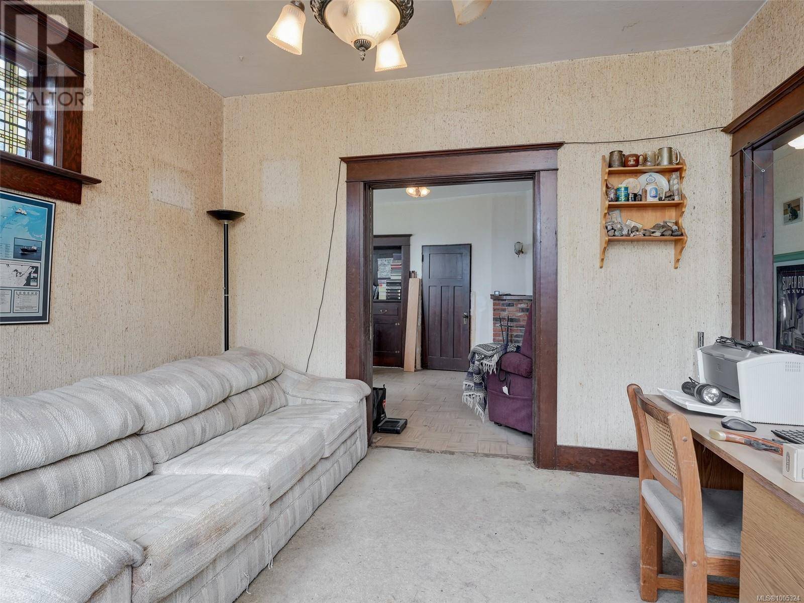 Victoria, BC V8R3W4,2734 Avebury Ave