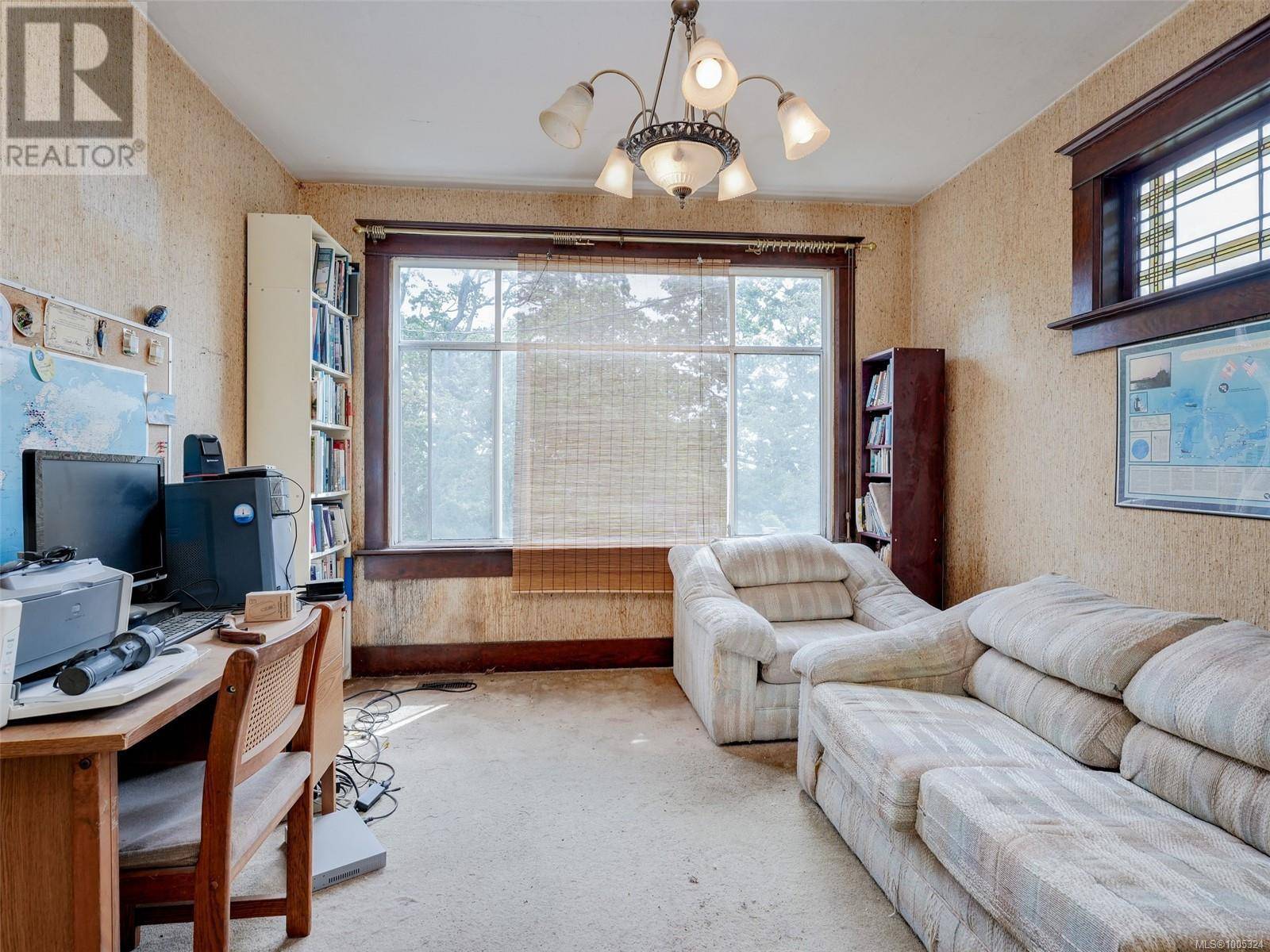 Victoria, BC V8R3W4,2734 Avebury Ave