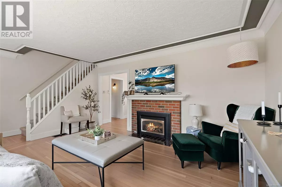 Saanich, BC V8X2V8,924 Stafford St
