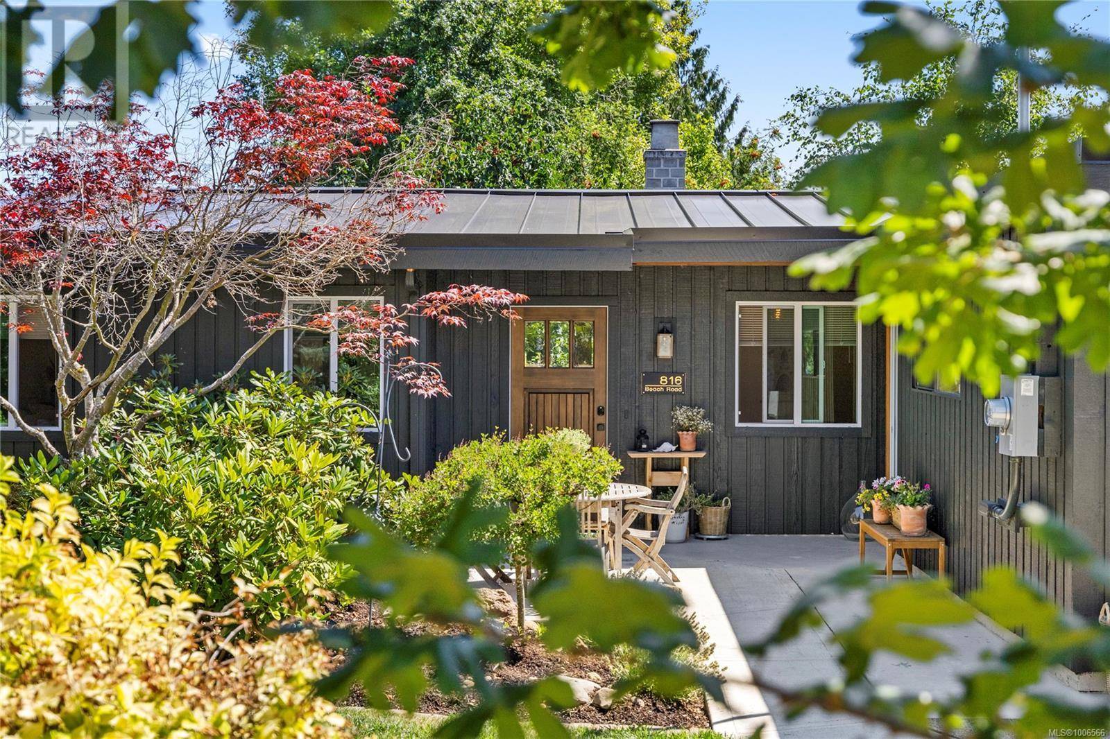 816 Beach Rd, Qualicum Beach, BC V9K1S1
