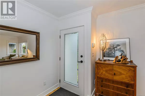 Saanich, BC V8X3A1,870 Pendene Pl
