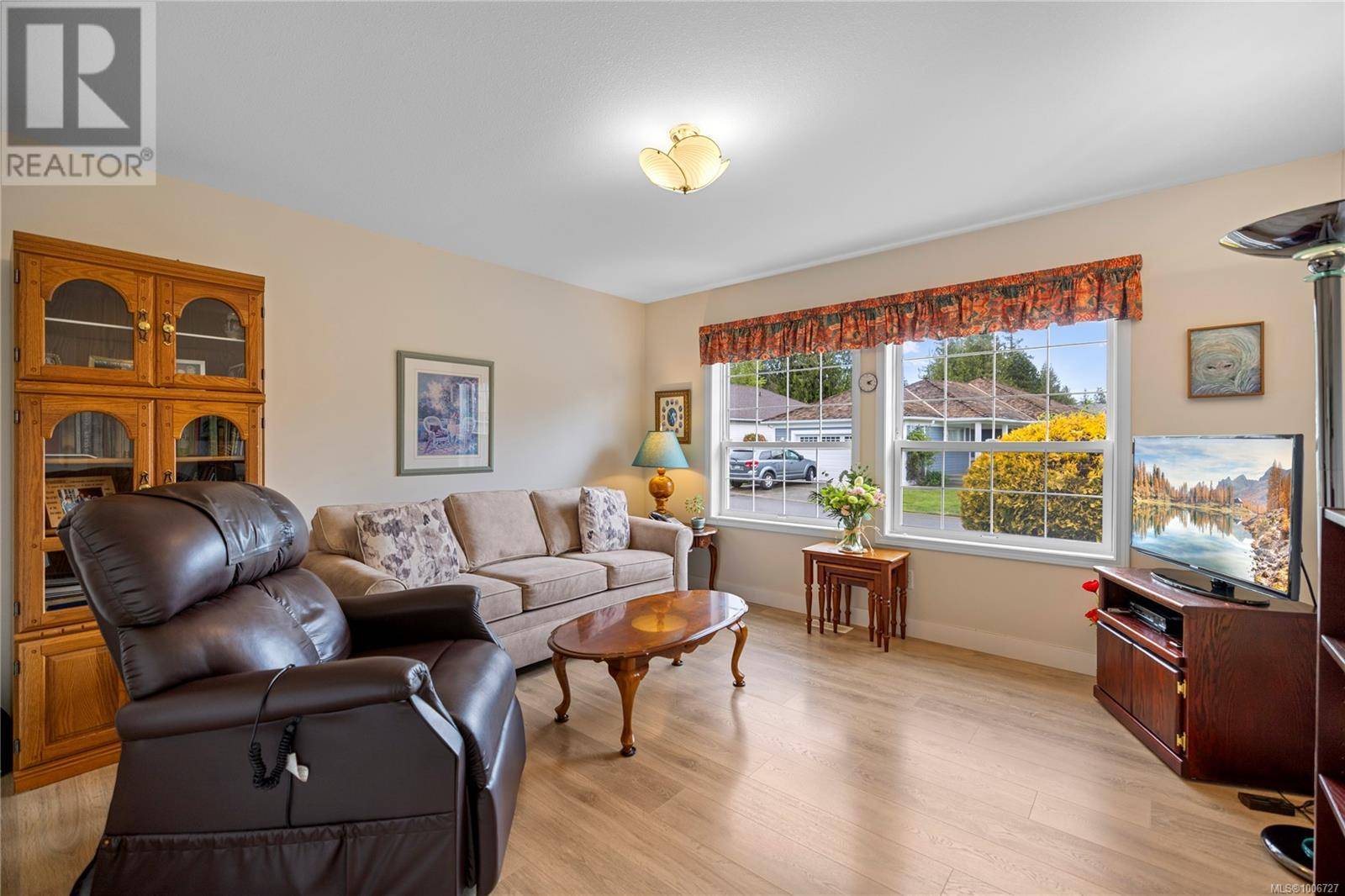 Qualicum Beach, BC V9K1T8,1274 Oceanside Dr