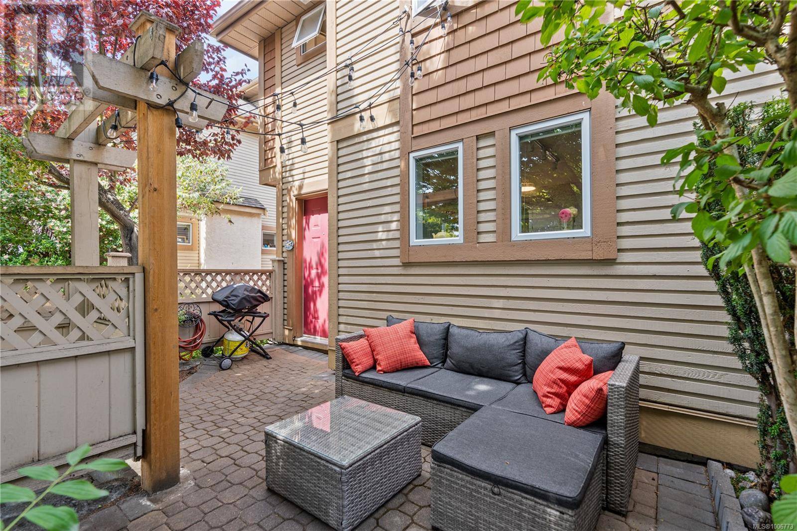 Victoria, BC V8V1T1,136 Superior ST #A