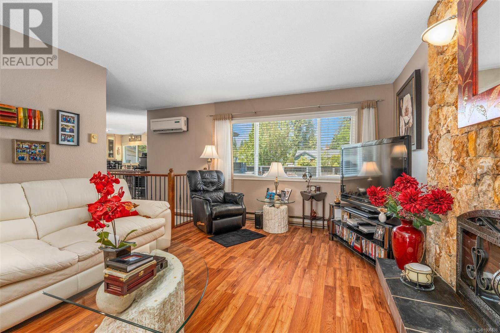 Saanich, BC V8X2X1,955 Tattersall Dr