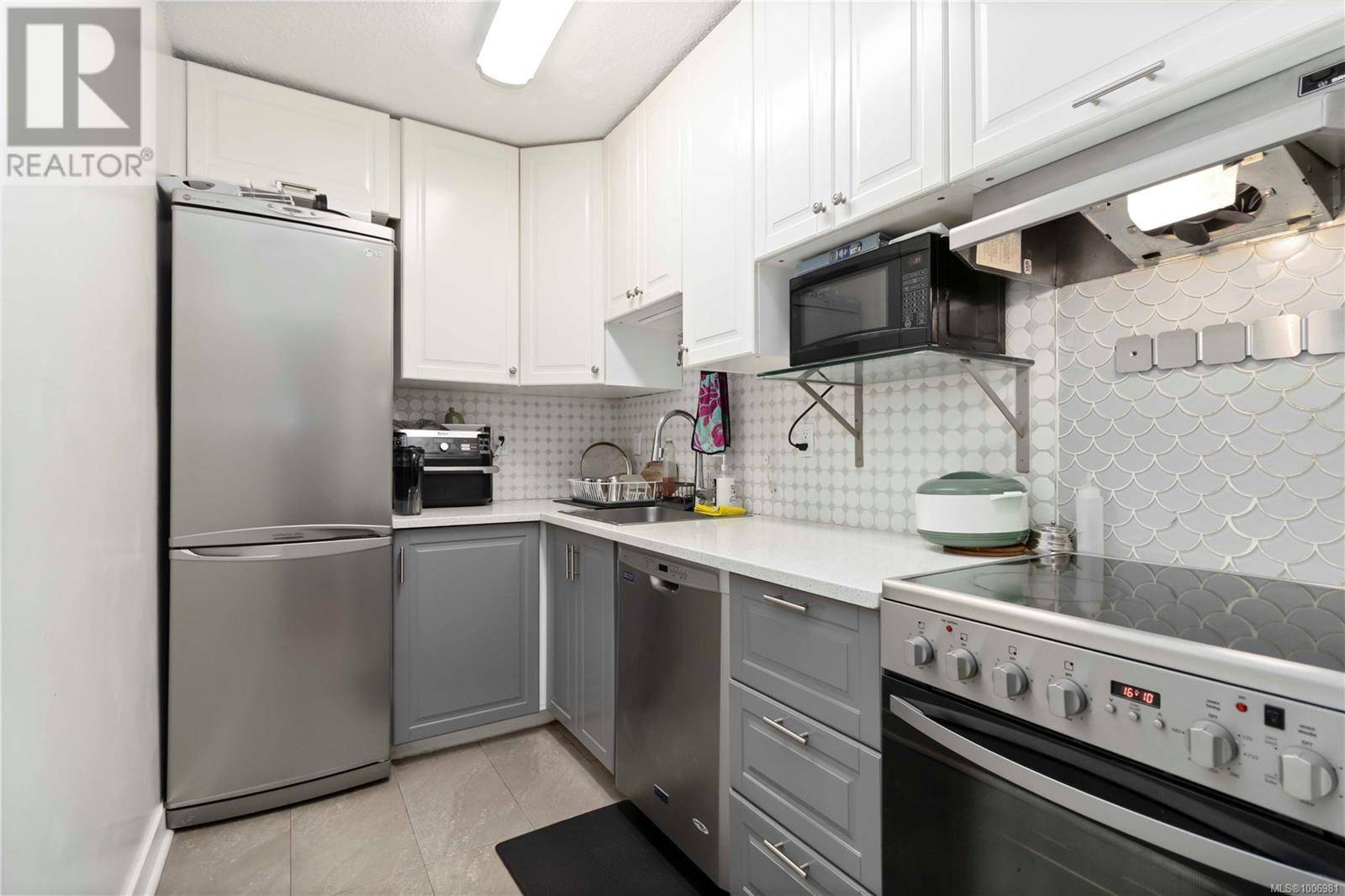 Saanich, BC V8X4A9,1005 McKenzie AVE #301