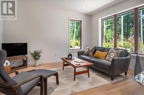 Qualicum Beach, BC V9K2E3,6208 Island Hwy W