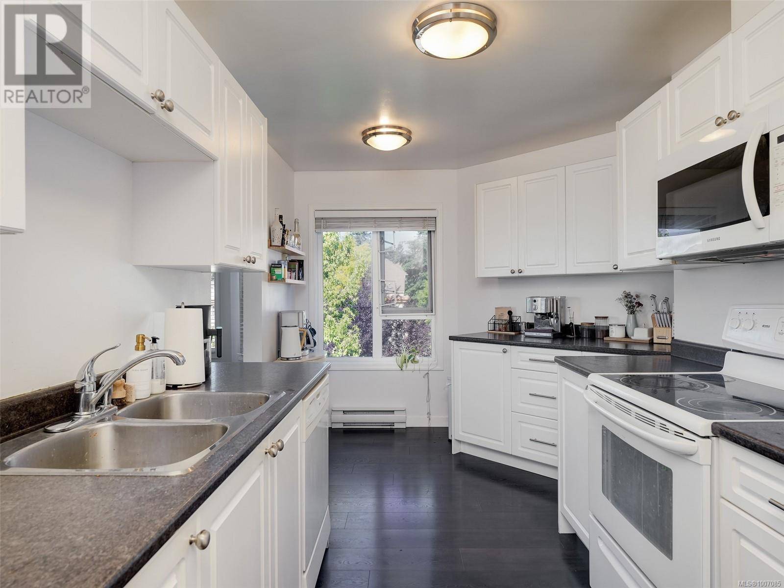 Saanich, BC V8Z7J1,490 Marsett PL #410