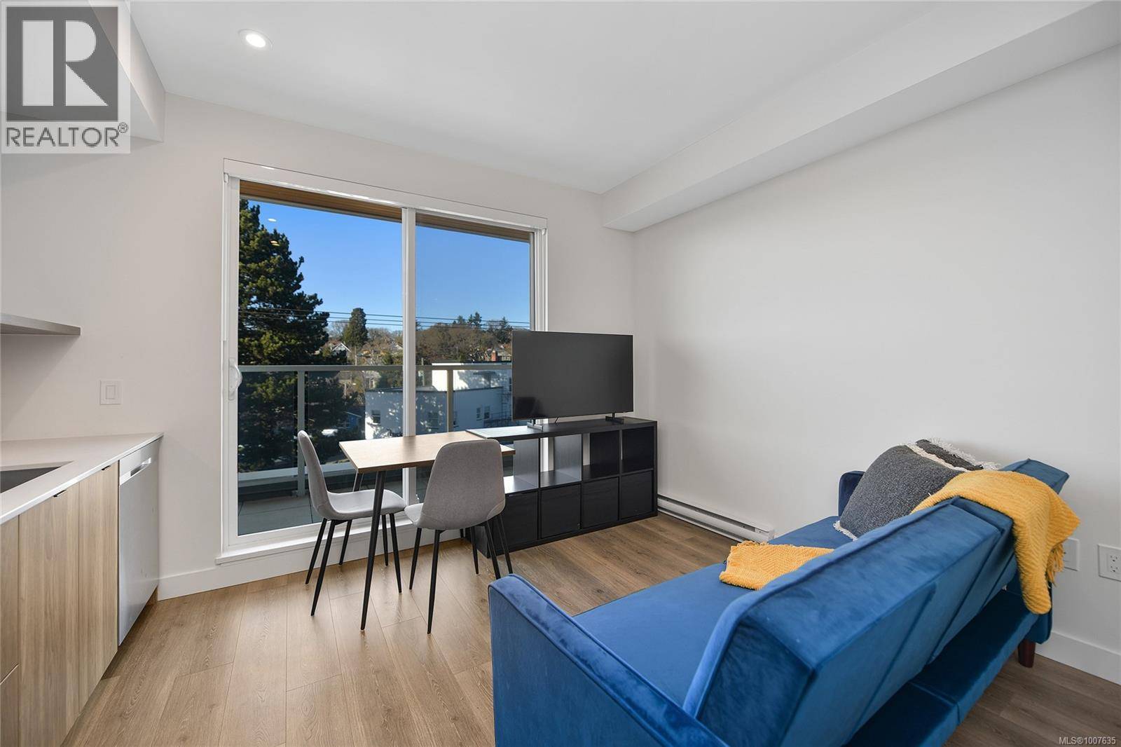 Victoria, BC V8T2B3,1301 Hillside AVE #406