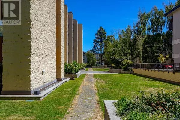Victoria, BC V8R6R6,1745 Leighton RD #307