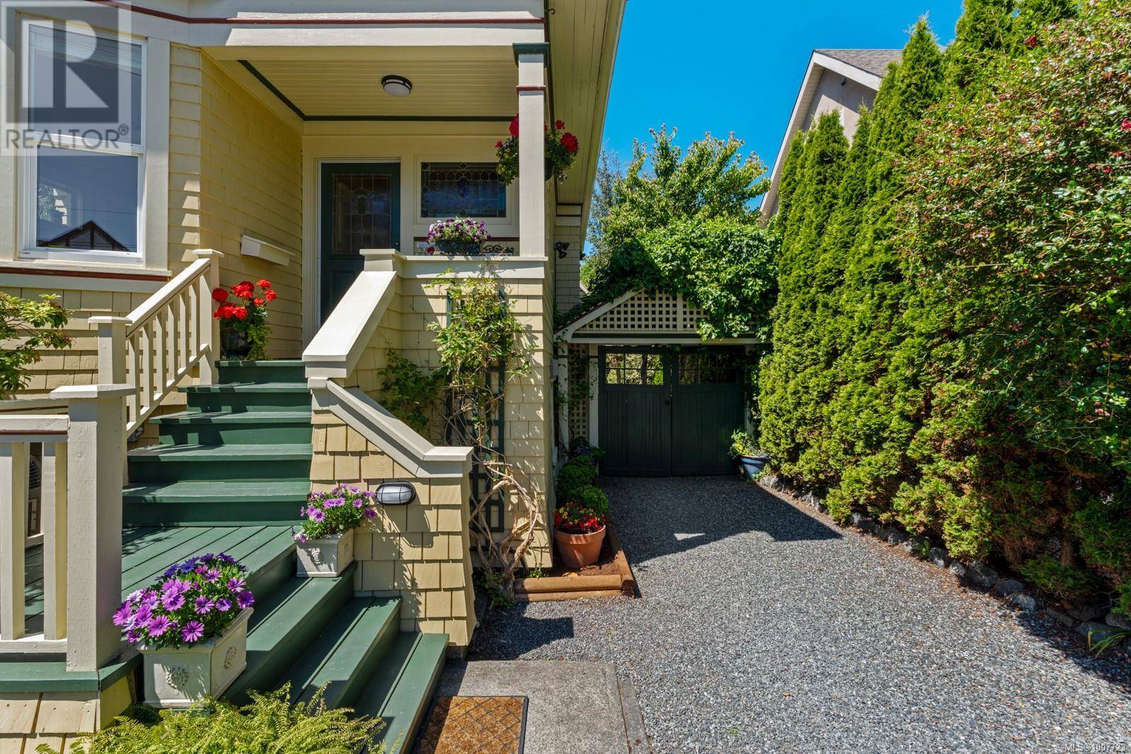 Victoria, BC V8S3W7,220 Beechwood Ave