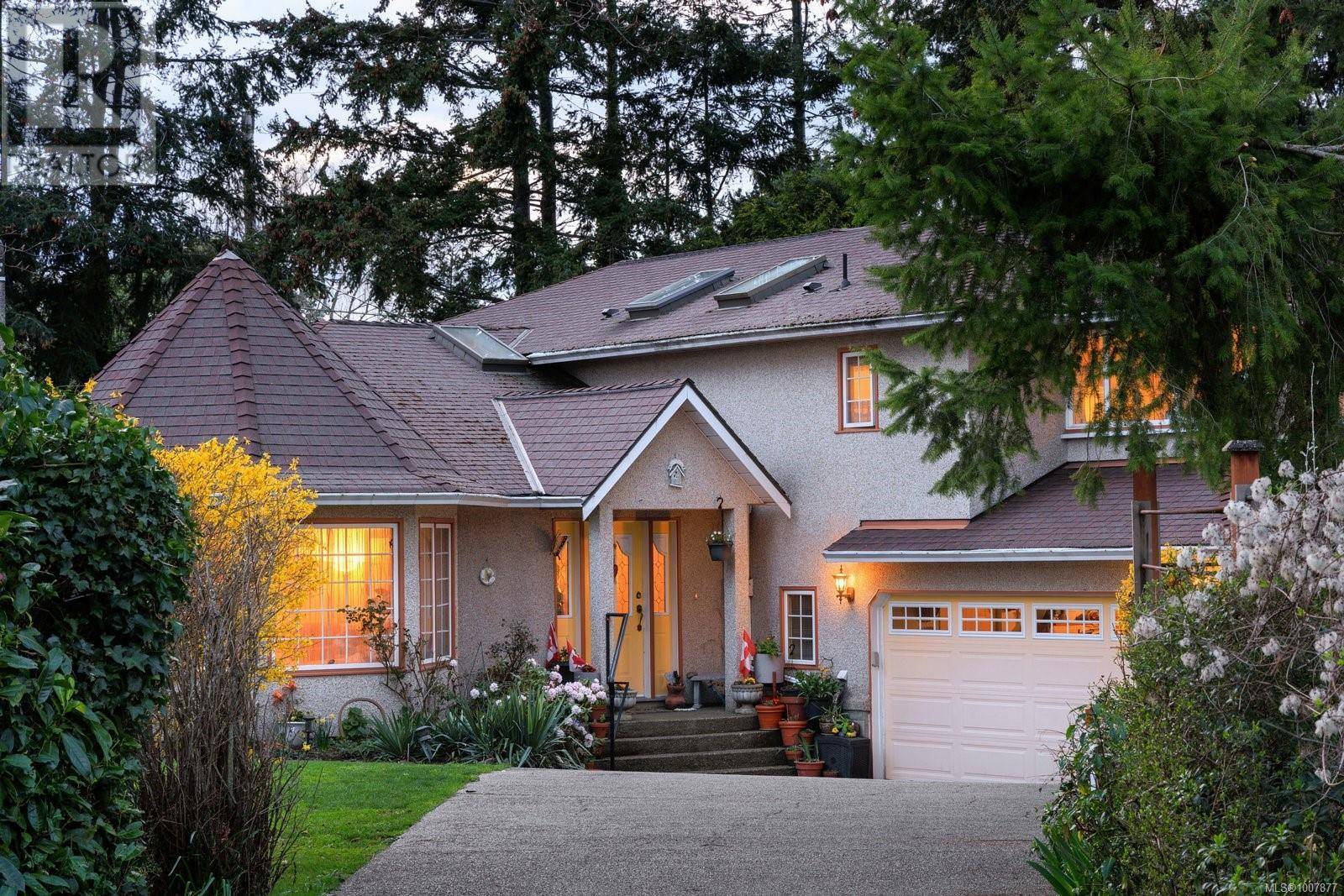 Oak Bay, BC V8R5J9,2832 Cadboro Bay Rd
