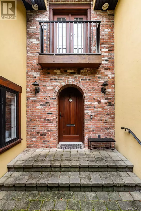 Oak Bay, BC V8R5T4,1597 Hampshire Rd