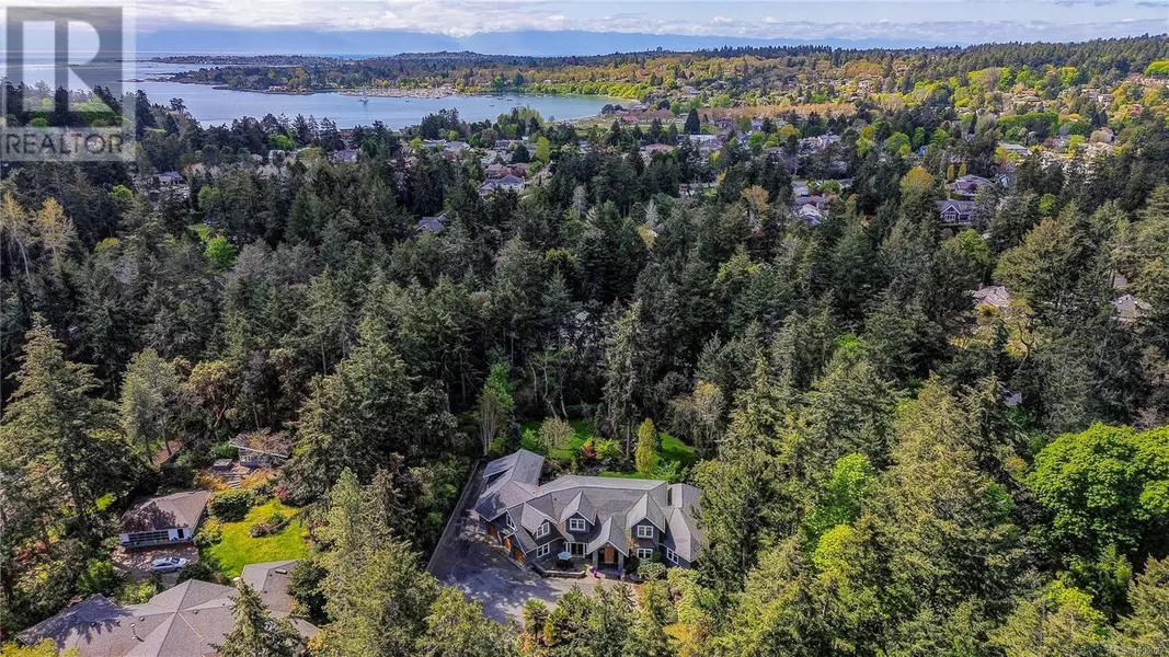 2615 Queenswood Dr, Saanich, BC V8N1X6
