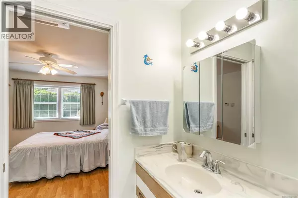 Qualicum Beach, BC V9K1S1,219 Sixth Ave W