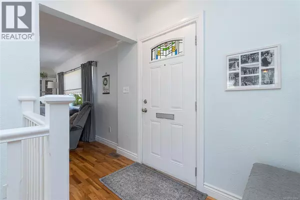 Saanich, BC V8Z2G3,553 Broadway St