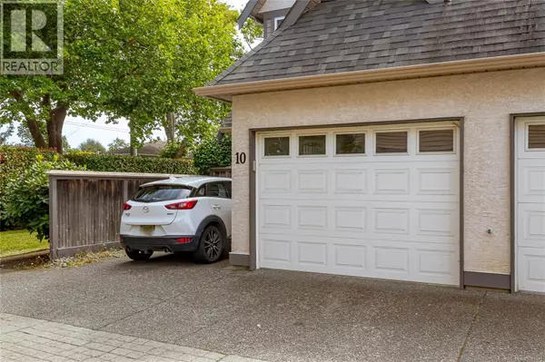 Victoria, BC V8R4M4,2828 Shelbourne ST #10