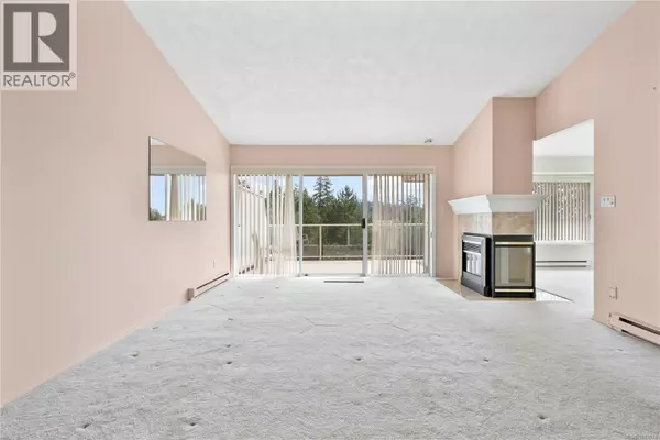 Saanich, BC V8X3T3,895 Royal Oak AVE #8