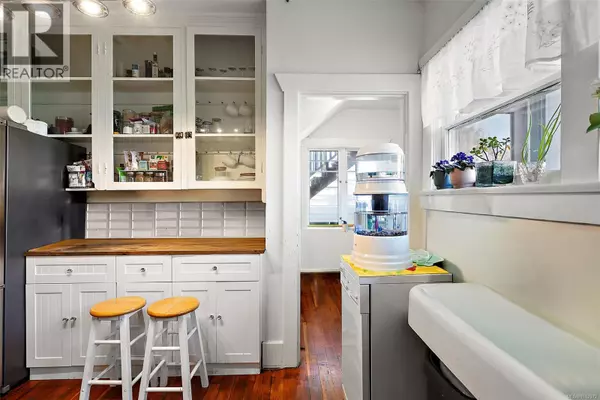 Sidney, BC V8L2W2,9646 Sixth St