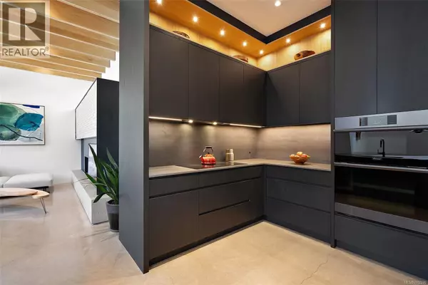 Victoria, BC V8S4A6,862 Somenos St