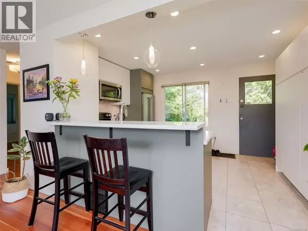 1728 Foul Bay Rd, Victoria, BC V8R5A4