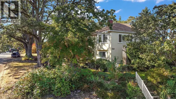 2702 Roseberry Ave, Victoria, BC V8R3T9