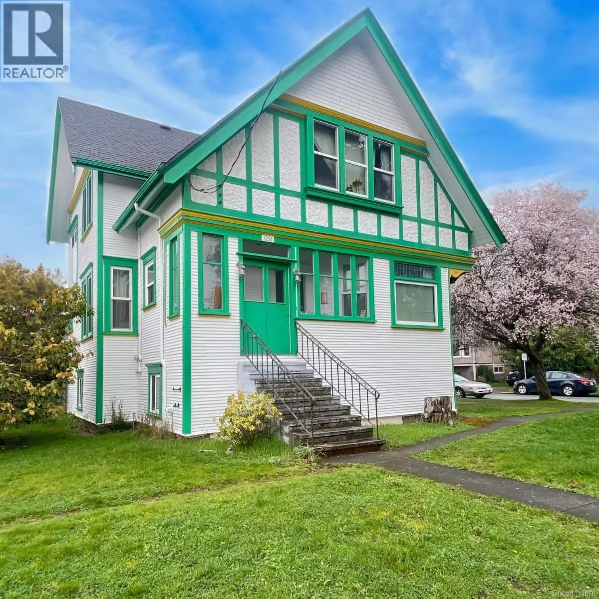 Victoria, BC V8V3B5,1250 Fairfield Rd