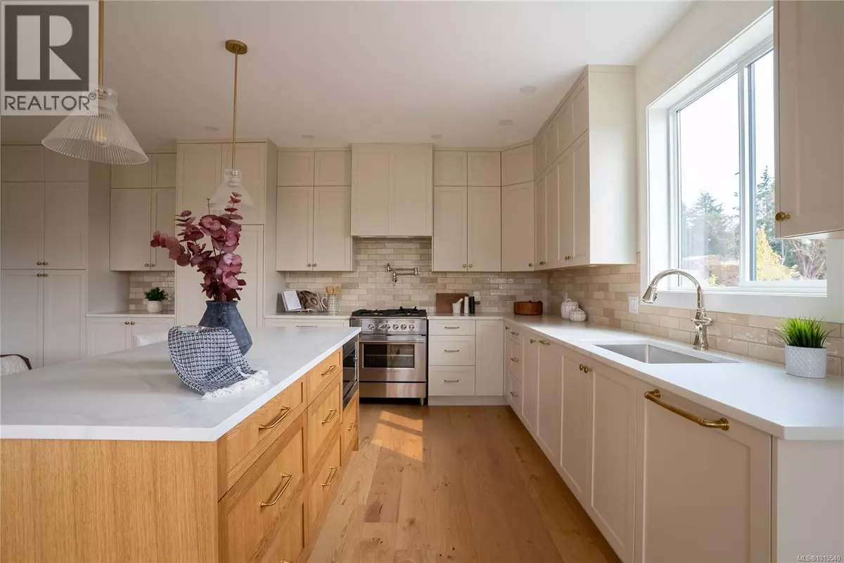 Langford, BC V9B6C6,665 Madrona Pl